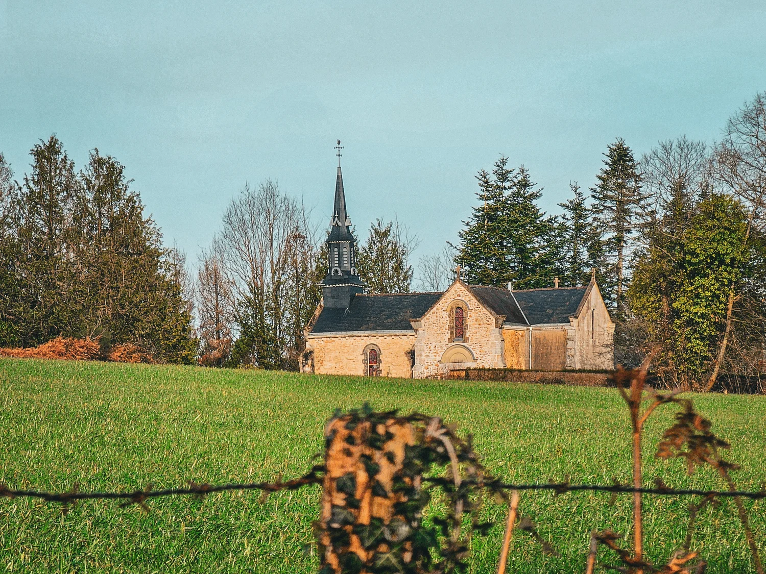 Depuis le champ - Chapelle Saint-Joseph (Le Pertre)