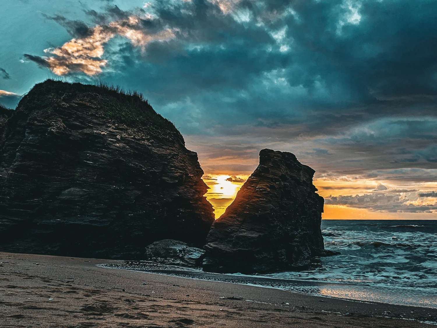 Coucher de soleil à travers deux rochers - Pointe du Goulumer (Pénestin)